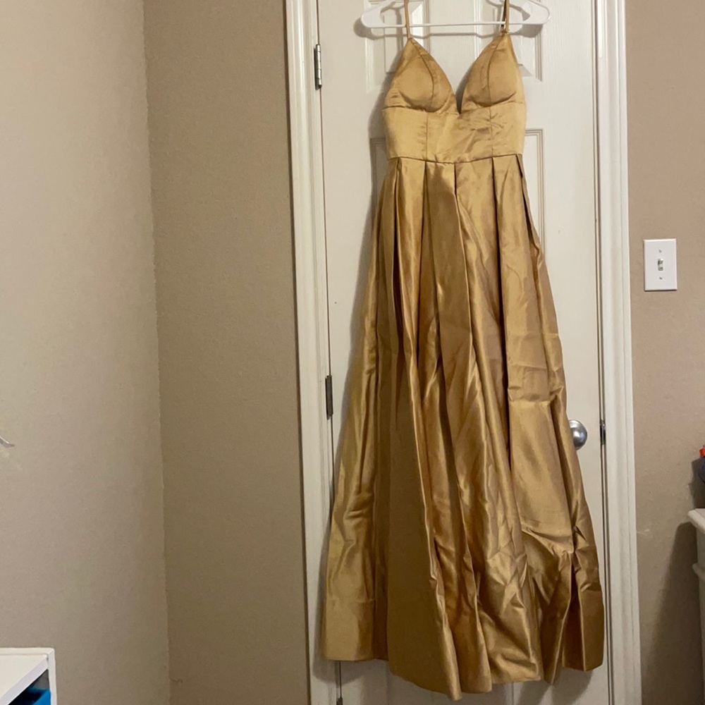A beautiful long gold dress. Size 2-6